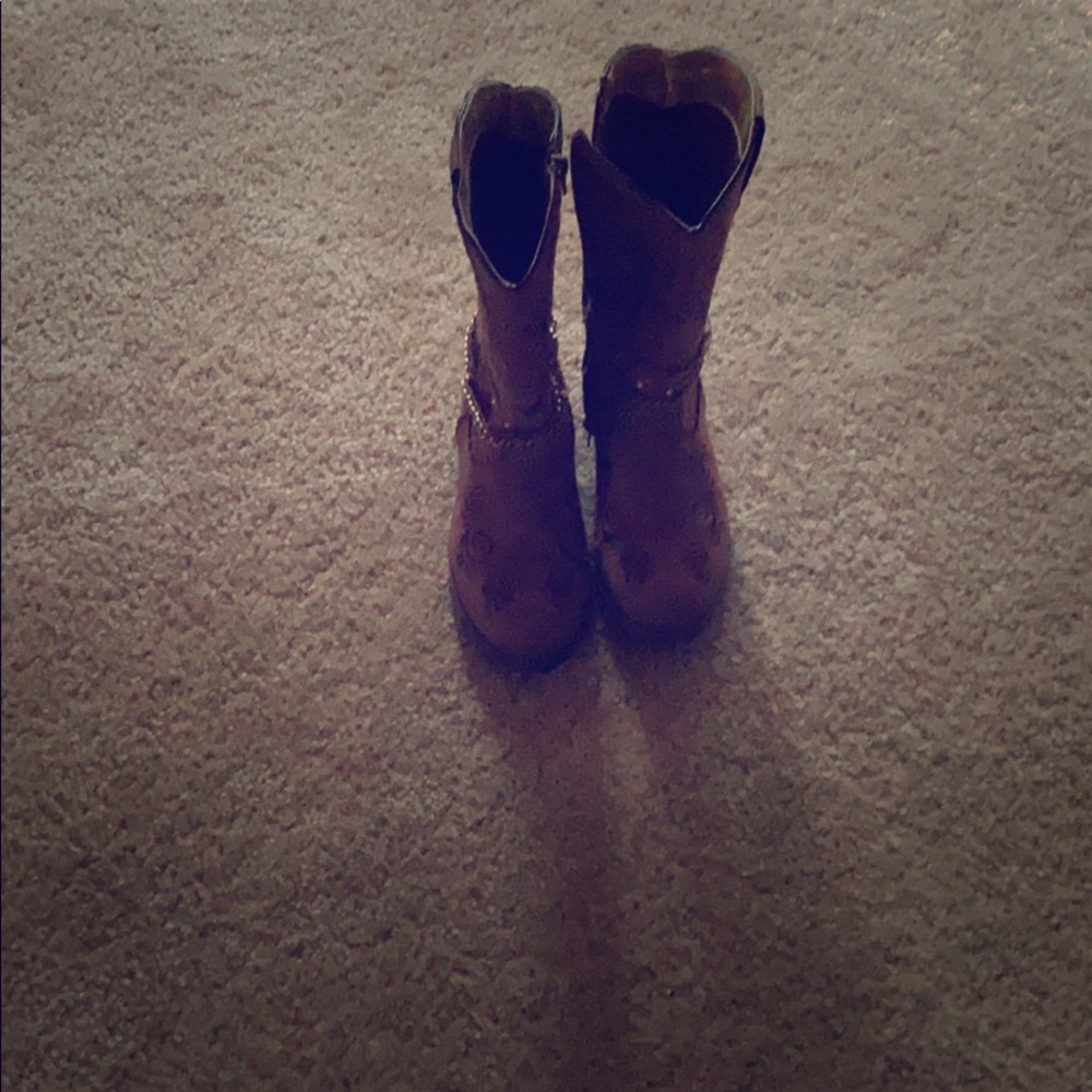 Country style boots goes really well with jeans